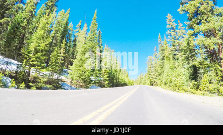 POV Sicht - Alpenstraße Mount Evans im Frühsommer befahren. Stockfoto