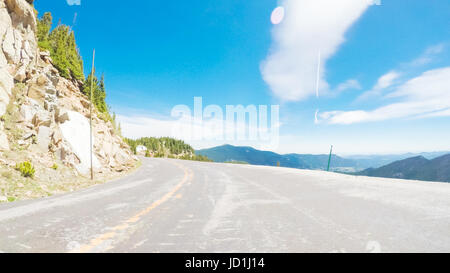 POV Sicht - Alpenstraße Mount Evans im Frühsommer befahren. Stockfoto