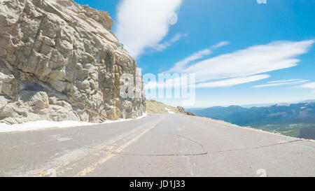 POV Sicht - Alpenstraße Mount Evans im Frühsommer befahren. Stockfoto