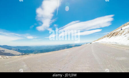 POV Sicht - Alpenstraße Mount Evans im Frühsommer befahren. Stockfoto