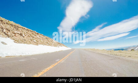 POV Sicht - Alpenstraße Mount Evans im Frühsommer befahren. Stockfoto