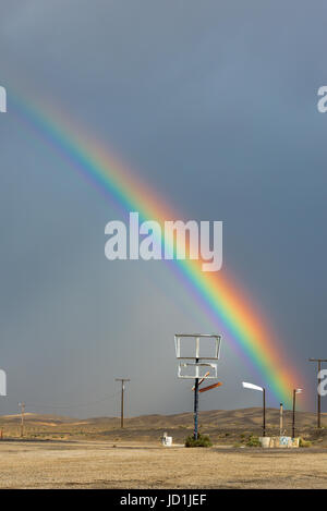 Regenbogen über eine verlassene Tankstelle in Coaldale, Nevada. Stockfoto