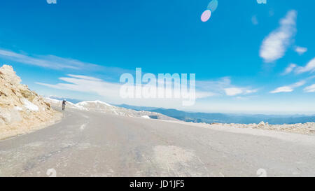 POV Sicht - Alpenstraße Mount Evans im Frühsommer befahren. Stockfoto