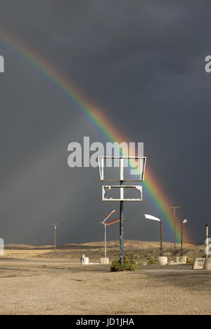 Regenbogen über eine verlassene Tankstelle in Coaldale, Nevada. Stockfoto