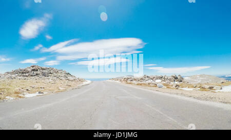 POV Sicht - Alpenstraße Mount Evans im Frühsommer befahren. Stockfoto