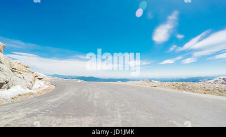 POV Sicht - Alpenstraße Mount Evans im Frühsommer befahren. Stockfoto