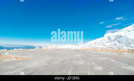 POV Sicht - Alpenstraße Mount Evans im Frühsommer befahren. Stockfoto