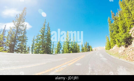 POV Sicht - Alpenstraße Mount Evans im Frühsommer befahren. Stockfoto