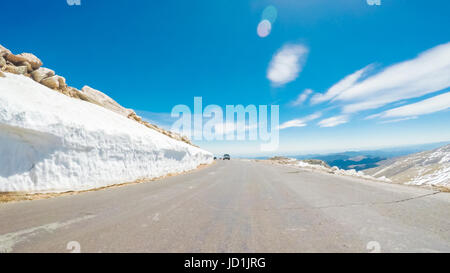 POV Sicht - Alpenstraße Mount Evans im Frühsommer befahren. Stockfoto