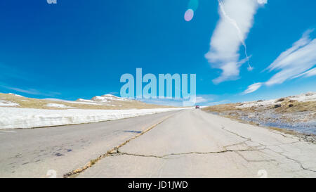 POV Sicht - Alpenstraße Mount Evans im Frühsommer befahren. Stockfoto
