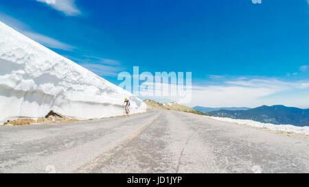 POV Sicht - Alpenstraße Mount Evans im Frühsommer befahren. Stockfoto