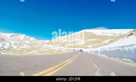 POV Sicht - Alpenstraße Mount Evans im Frühsommer befahren. Stockfoto