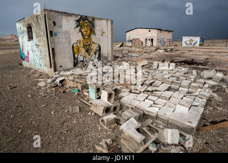 Graffiti bedeckt Gebäude am Coaldale Geisterstadt in Nevada. Stockfoto