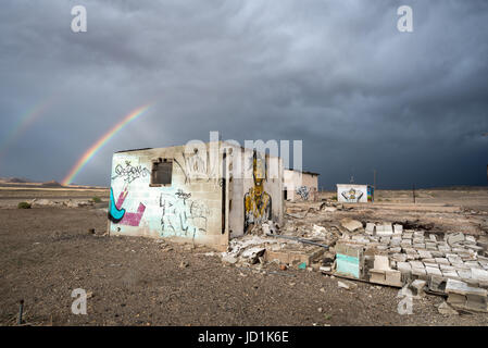 Graffiti bedeckt Gebäude am Coaldale Geisterstadt in Nevada. Stockfoto