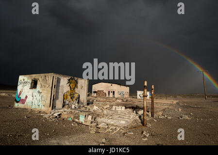 Graffiti bedeckt Gebäude am Coaldale Geisterstadt in Nevada. Stockfoto