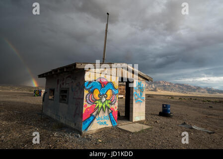 Graffiti bedeckt Gebäude an die Gemeinde Geisterstadt in Nevada. Stockfoto