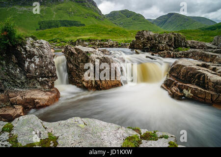 Lange Verschlusszeit Geschwindigkeit Bild der Wasserfälle auf Glen Etive, Argyll, Schottland. Stockfoto