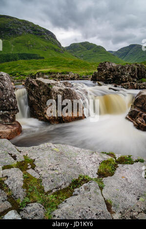 Lange Verschlusszeit Geschwindigkeit Bild der Wasserfälle auf Glen Etive, Argyll, Schottland. Stockfoto