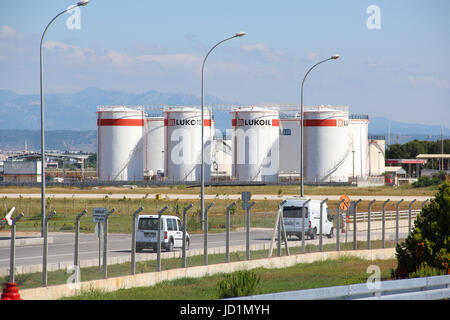 Ank Lagerung Ölkonzern LUKOIL mit Benzin in der Nähe der Flughafen der Stadt im Hintergrund der Straße mit Autos, Frühjahr / Sommer, sonnige Wetter Stockfoto