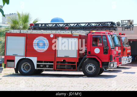 Antalya, Türkei - 26. Mai 2017: Drei rote Feuerwehrauto mit Rettung Leiter stehend auf der Straße der Stadt, nahe Feuerwache Stockfoto