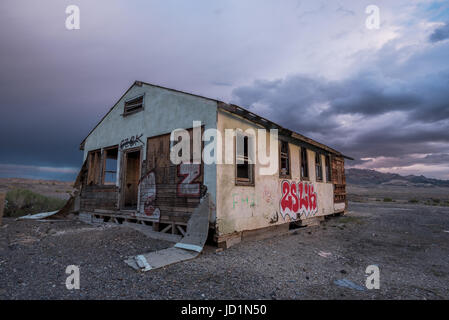 Graffiti bedeckt Gebäude an die Gemeinde Geisterstadt in Nevada. Stockfoto