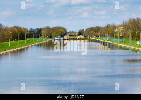 Schleuse an der Weser in der Nähe von Sebbenhausen mit Delphinen, Landungsbrücken, Brücke Und Tor Stockfoto