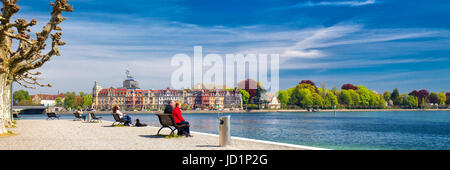 Bodensee, Schweiz - April 2017 - Promenade im Stadtzentrum von Konstanz. Konstanz ist eine Universitätsstadt befindet sich am westlichen Ende des Bodensees in Stockfoto