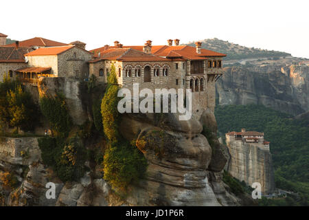 Meteora Klöster, das heilige Kloster Varlaam im Vordergrund, Kastraki, Griechenland Stockfoto