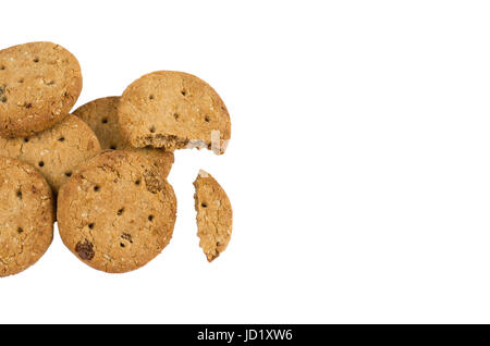 Haferflocken-Cookies mit Rosinen und Mandeln obendrauf isoliert auf weiss Stockfoto