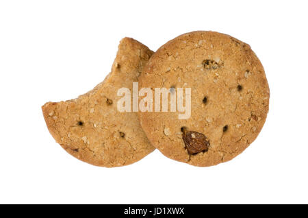 Haferflocken-Cookies mit Rosinen und Mandeln obendrauf isoliert auf weiss Stockfoto