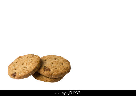 Haferflocken-Cookies mit Rosinen und Mandeln obendrauf isoliert auf weiss Stockfoto