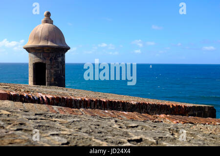 Puerto Rico, Old San Juan, Wachturm und Meer Stockfoto