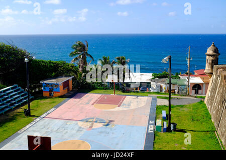 Der Stadtteil La Perla von Old San Juan Carmelo Anthony Stiftung begabte Basketballplatz. Stockfoto