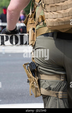 Harrisburg, Pennsylvania - bewaffnete Mitglieder der drei Percenters, die Patriot-Bewegung und die Eid-Wächter bewacht eine Anti-Muslim-Rallye organisiert von Stockfoto