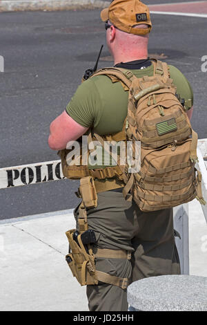 Harrisburg, Pennsylvania - bewaffnete Mitglieder der drei Percenters, die Patriot-Bewegung und die Eid-Wächter bewacht eine Anti-Muslim-Rallye organisiert von Stockfoto