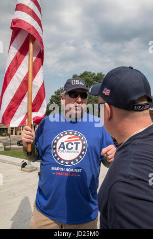 Harrisburg, Pennsylvania - über 50 Mitglieder des Gesetzes für Amerika sammelten sich auf den Stufen des Pennsylvania State Capitol gegen die Scharia. ACT für Amer Stockfoto