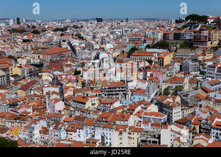 Grobe Sicht über die Dächer der Stadt von Lissabon, Portugal. Stockfoto