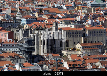 Hohes Niveau Blick über die Dächer Stadtteil Bairro Alto und Estrela in der Stadt von Lissabon, Portugal.  Im Mittelpunkt steht, dass die Ruinen der Igreja Carmo und t Stockfoto