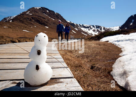 Schneemann auf Spur in die Tablelands, Gros Morne National Park, in der Nähe von Woody Point, Neufundland, Kanada Stockfoto