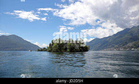 Verlassen die Inseln von Brissago mit dem Boot auf dem Lago Maggiore an der Grenze zwischen der Schweiz und Italien Stockfoto