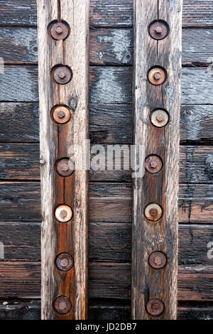 Holz und Schrauben abstrakt auf Docks in Crow Kopf, Twillingate, Neufundland, Kanada Stockfoto