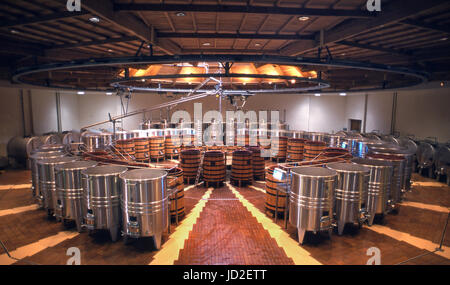 Burgund Hi-Tech designer Weingut bei 'La Sablière 'Louis Jadot Eichenfässern und Edelstahl Behälter für rote und weiße Trauben Gärung bei La Sablière Weingut von Louis Jadot. Beaune, Côte d'Or, Frankreich. Stockfoto