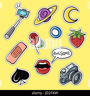 Vektor-Reihe von modischen Patches: Selfie Stick, Lippen, Erdbeere, Mond. Moderne Doodle Pop-Art Skizze Pins und Abzeichen. Handgezeichnete netten und lustigen fash Stock Vektor