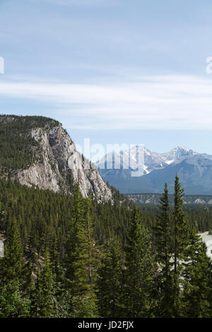 Wald- und Tunnel Mountain, gesehen vom Fairmont Hotel Banff Springs in Banff, Alberta, Kanada. Die Landschaft fällt im Banff National Park. Stockfoto