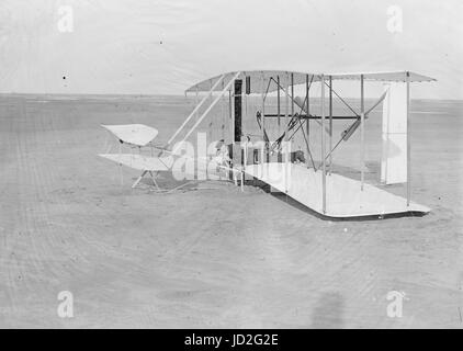 Wilbur in Bauchlage in beschädigten Maschine am Boden nach erfolglosen Versuch des 14. Dezember 1903; Kitty Hawk, North Carolina. Stockfoto