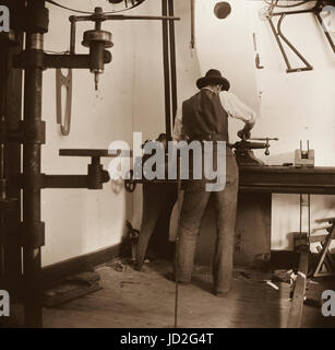Wilbur Wright arbeitet in der Fahrrad-Shop. Stockfoto