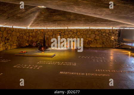 Die Namen der jüdischen Konzentrationslagern in der Halle der Erinnerung in Yad Vashem Museum, das Holocaust-Mahnmal, Jerusalem. Stockfoto