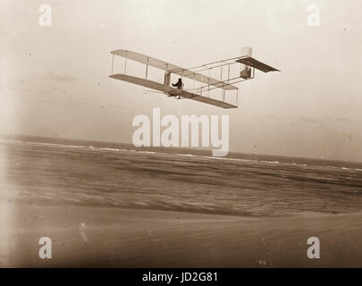 Linken hinteren Dreiviertelansicht der Gleitschirm im Flug in Kitty Hawk, North Carolina. Stockfoto