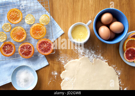 Draufsicht der Zutaten eine kandierten Zitrusfrüchte Torte auf einem hölzernen Theke Backen Stockfoto