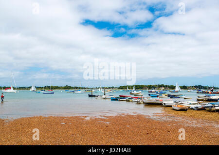 Ruderboote, festgemacht an der Küste bei West Itchenor, einem kleinen Dorf in Chichester Hafen in der Nähe von Chichester auf der Südküste von England, UK Stockfoto